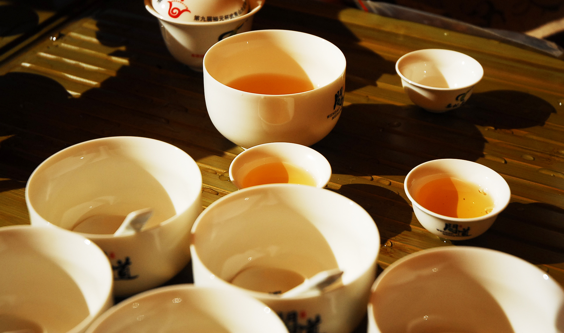中国茶藝師I 1062，『价优』双线竹鼓·240cc·7孔·朱泥。该壶底为盘状，竹形鼓